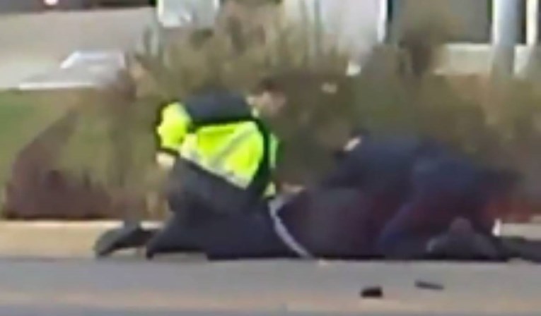 VIDEO Policija u SAD-u brutalno pretukla ženu palicom tijekom rutinske provjere